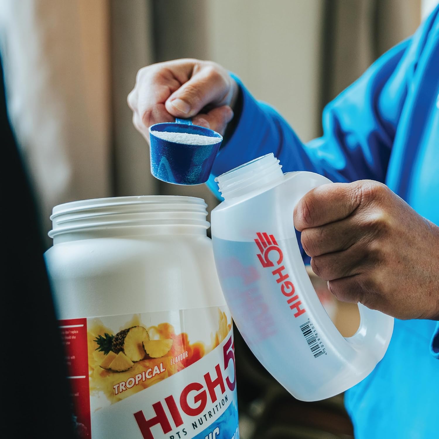 Wide screw top of the HIGH5 bottle, sized for adding powders and tabs