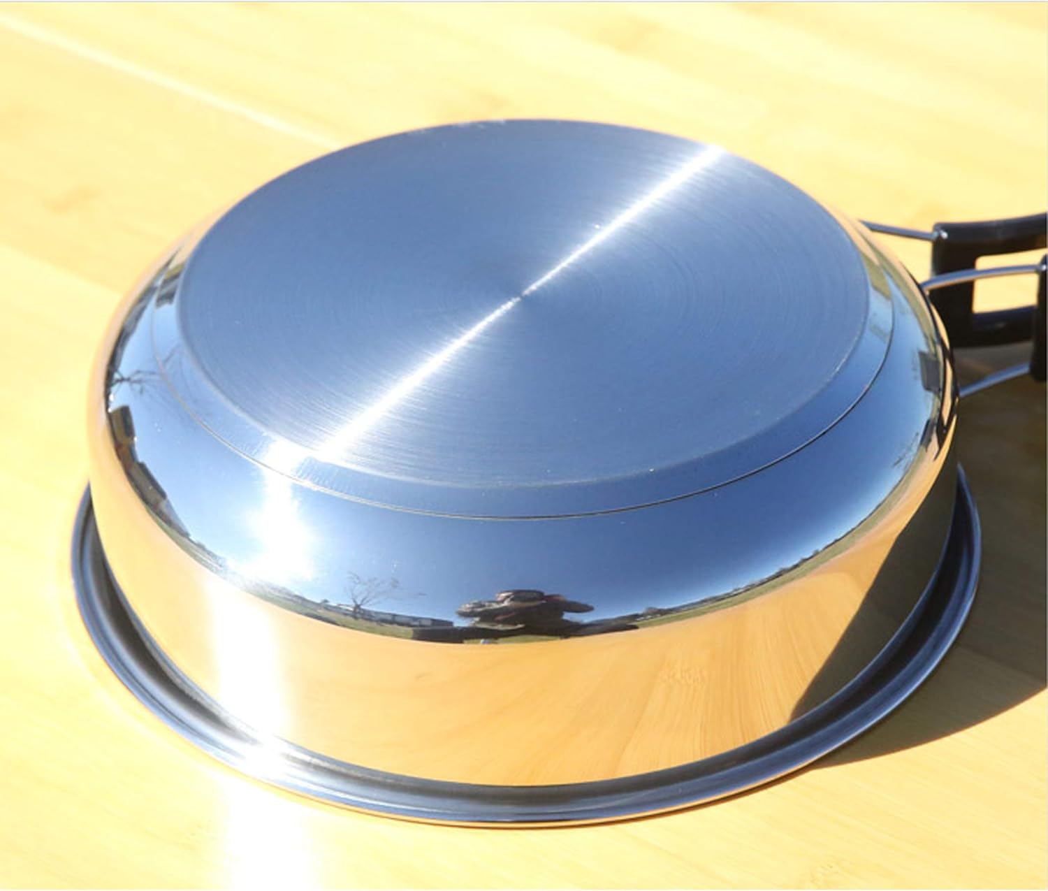 Polished thick stainless steel base of the CAMPINGMOON frying pan